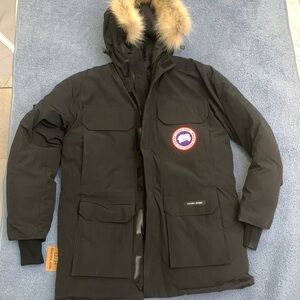 Outdoor black Canada goose hooded down jacket is very warm